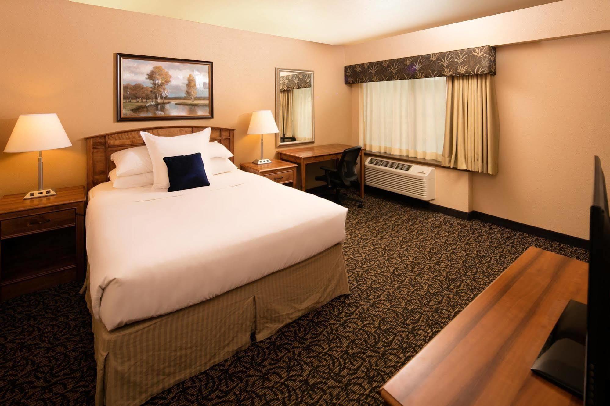 Ramada Plaza By Wyndham Omaha Hotel Exterior photo