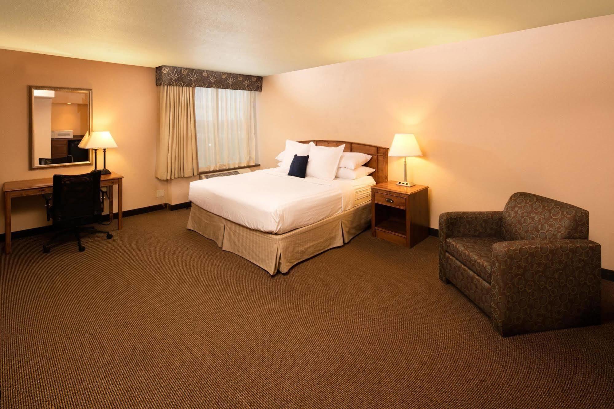 Ramada Plaza By Wyndham Omaha Hotel Exterior photo